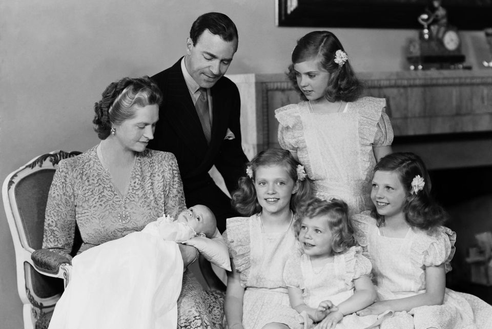 Prinzessin Victoria: Prinz Gustaf Adolf mit seinen Töchtern und seinem Erben, dem kleinen Prinz Carl Gustaf bei dessen Taufe 1946. Prinz Gustaf Adolf mit seinen Töchtern und seinem Erben, dem kleinen Prinz Carl Gustaf bei dessen Taufe 1946.
