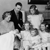 Prinz Gustaf Adolf mit seinen Töchtern und seinem Erben, dem kleinen Prinz Carl Gustaf bei dessen Taufe 1946.