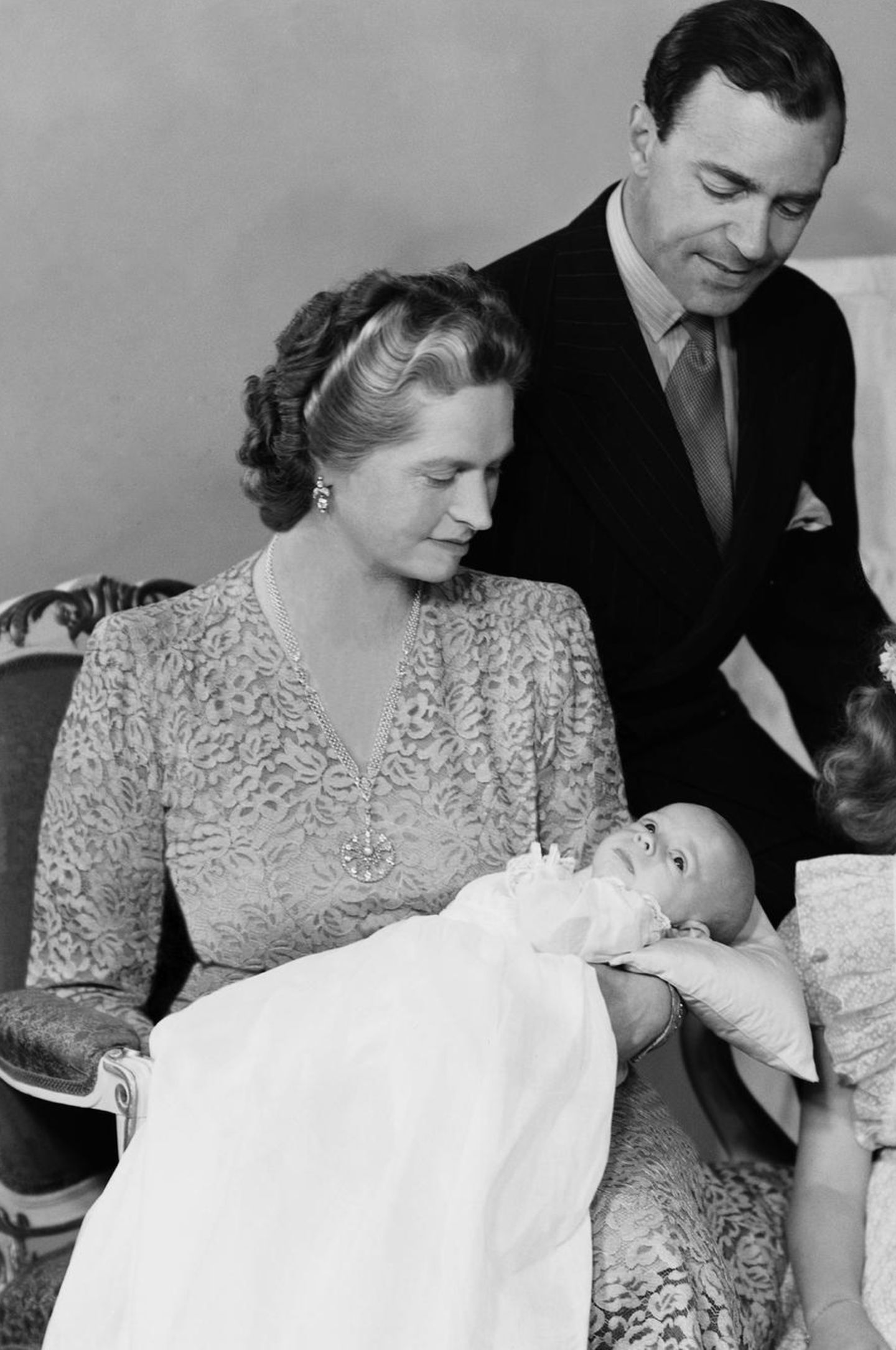 Prinz Gustaf Adolf mit seinen Töchtern und seinem Erben, dem kleinen Prinz Carl Gustaf bei dessen Taufe 1946.