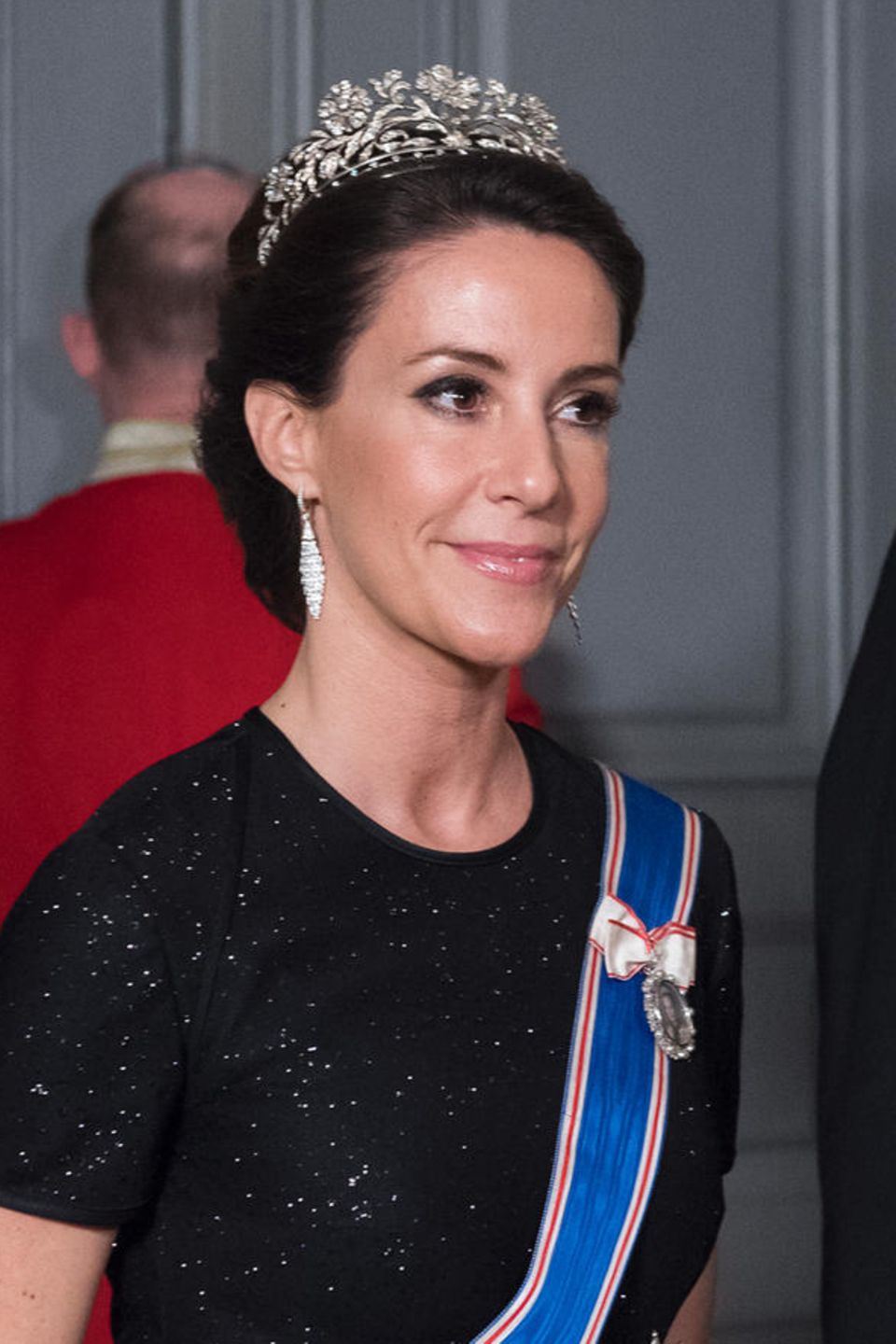 Prinzessin Marie trägt zum Staatsbankett, das in Kopenhagen zu Ehren des isländischen Präsidenten gegeben wird, ein Diadem mit floraler Optik. Es ist das Schmuckstück, das zu zum ersten Mal bei ihrer Hochzeit getragen hat.