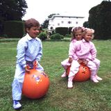 Im Sommer 1985 wird im Park um die Wette gehüpft. Prinzessin Victoria, die ihre Schwester mit auf dem Ball hat, hat dadurch aber klare Nachteile gegenüber ihrem Bruder Carl Philip.
