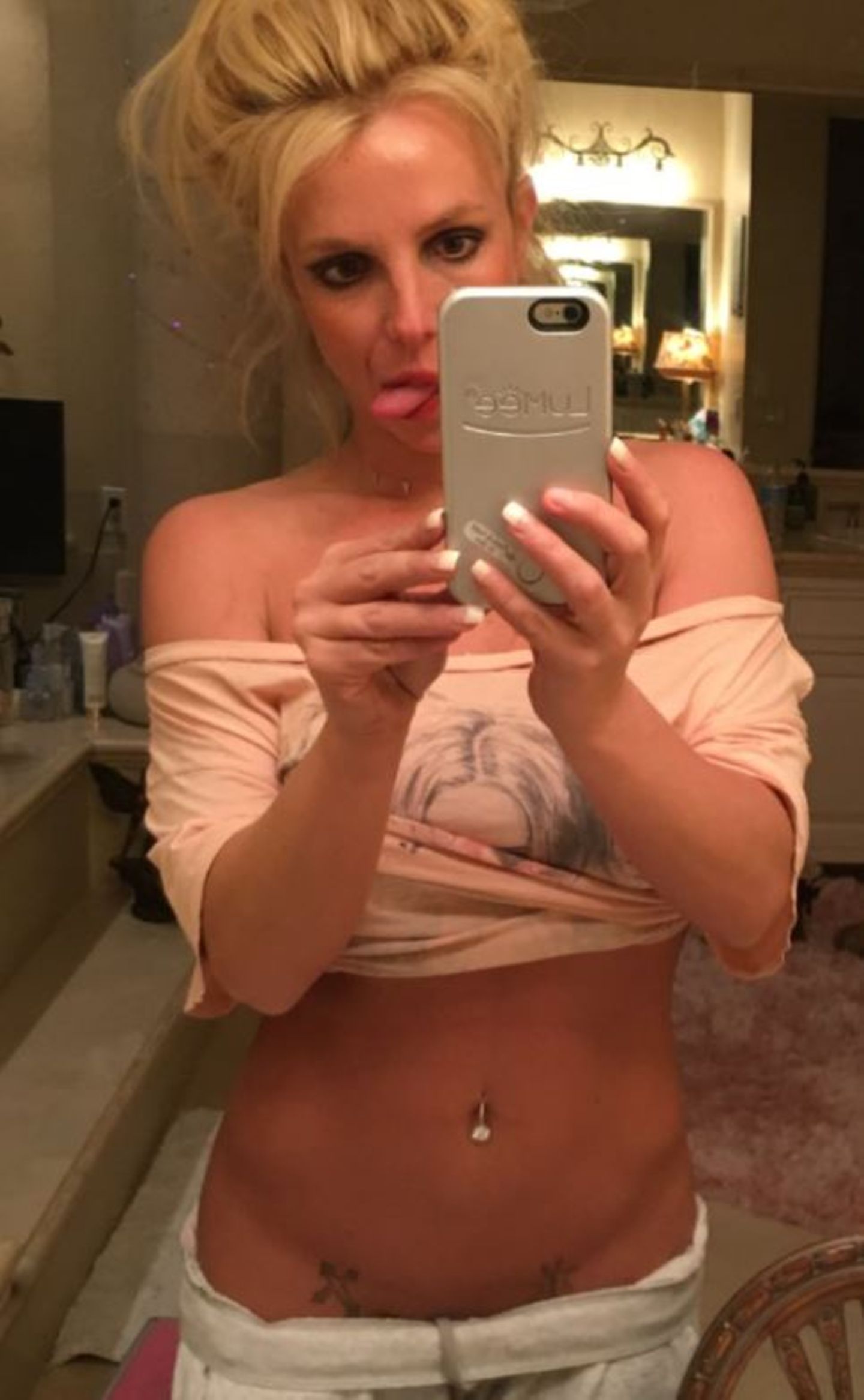 "Erstes Selfie seit langem", schreibt Pop-Sternchen Britney Spears unter dieses Bild, was sie bei Twitter postet. Herausgestreckte Zunge, Zottelfrisur und ein fehlender Fingernagel sind nur der Anfang. Ihre Jogginghose hat sie so weit heruntergezogen, dass zwei Tattoos in ihrer Leistengegend zum Vorschein kommen - bei Männern kann das ja wirklich sexy aussehen, bei Frauen leider nicht. Das macht selbst der Waschbrettbauch nicht besser....