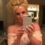 "Erstes Selfie seit langem", schreibt Pop-Sternchen Britney Spears unter dieses Bild, was sie bei Twitter postet. Herausgestreckte Zunge, Zottelfrisur und ein fehlender Fingernagel sind nur der Anfang. Ihre Jogginghose hat sie so weit heruntergezogen, dass zwei Tattoos in ihrer Leistengegend zum Vorschein kommen - bei Männern kann das ja wirklich sexy aussehen, bei Frauen leider nicht. Das macht selbst der Waschbrettbauch nicht besser....