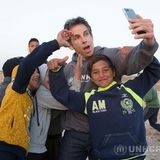Ein Selfie für den guten Zweck: Schauspieler Ben Stiller besucht mit der UNHCR-Organisation ein Flüchtlingscamp in Jordanien und nimmt sich viel Zeit, besonders für die Kinder. 