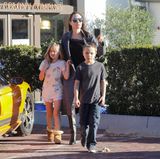 28. Januar 2017  Ihre Kinder geben ihr Halt: Angelina Jolie ist mit den Zwillingen Vivienne und Knox in Malibu unterwegs. Gemeinsam besuchen das "SunLife Organics"-Restaurant und machen sich einen schönen Nachmittag. 