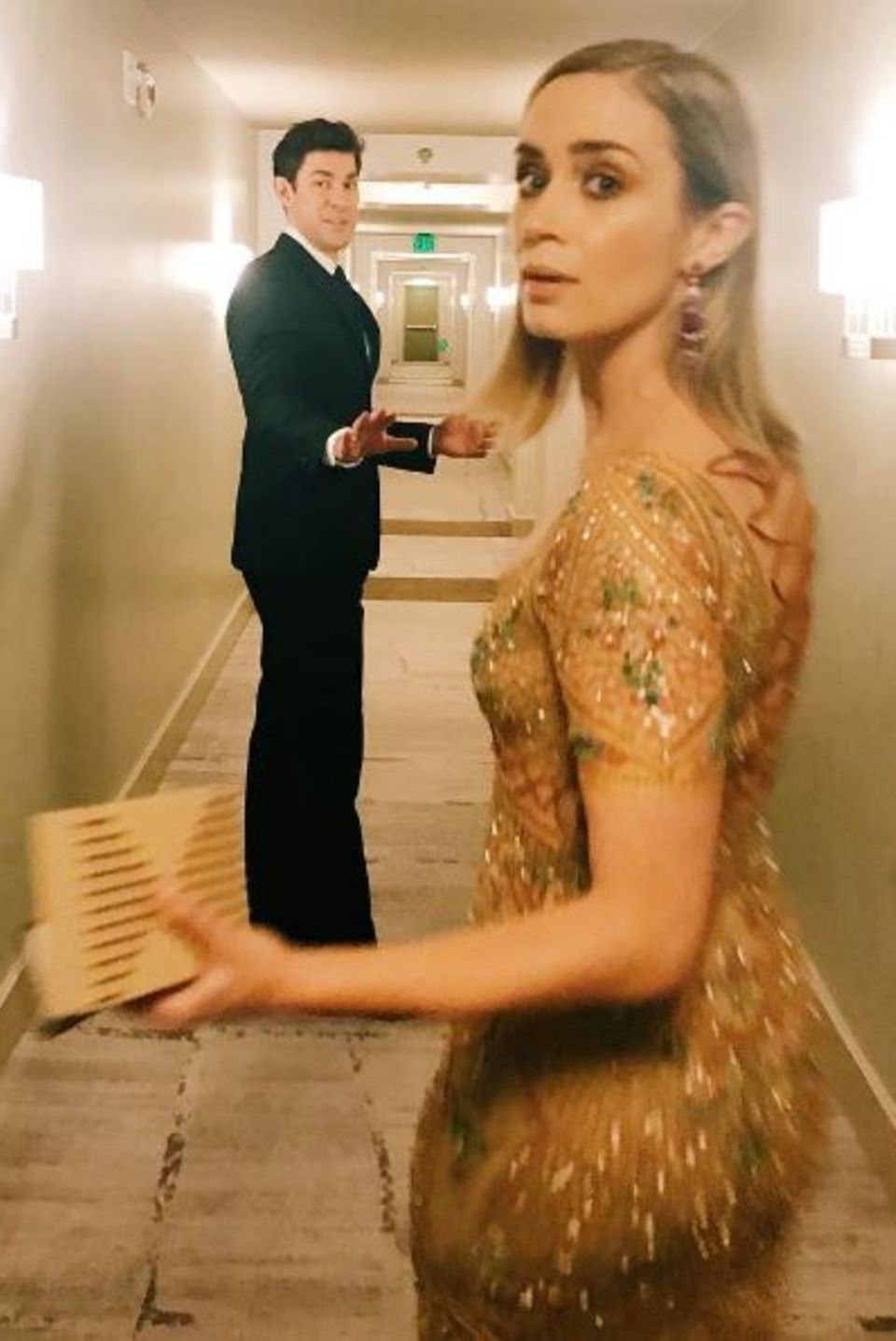 John Krasinski eilt mit Emily Blunt zu der Preisverleihung. "So stolz auf diese Nominierte", schreibt er dazu. Seine Frau ist für ihre Hauptrolle in dem Thriller "The Girl on the Train" für einen SAG Award nominiert. Die Schauspielerin hat sich an diesem Abend für eine aufwendig verzierte, zarte Nude-Robe von Roberto Cavalli entschieden. John Krasinski eilt mit Emily Blunt zu der Preisverleihung. "So stolz auf diese Nominierte", schreibt er dazu. Seine Frau ist für ihre Hauptrolle in dem Thriller "The Girl on the Train" für einen SAG Award nominiert. Die Schauspielerin hat sich an diesem Abend für eine aufwendig verzierte, zarte Nude-Robe von Roberto Cavalli entschieden.