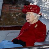Zum sonntäglichen Gottesdienst erscheint die Queen in einem kräftigen Rotton und bringt etwas Farbe in den grauen Januar. 