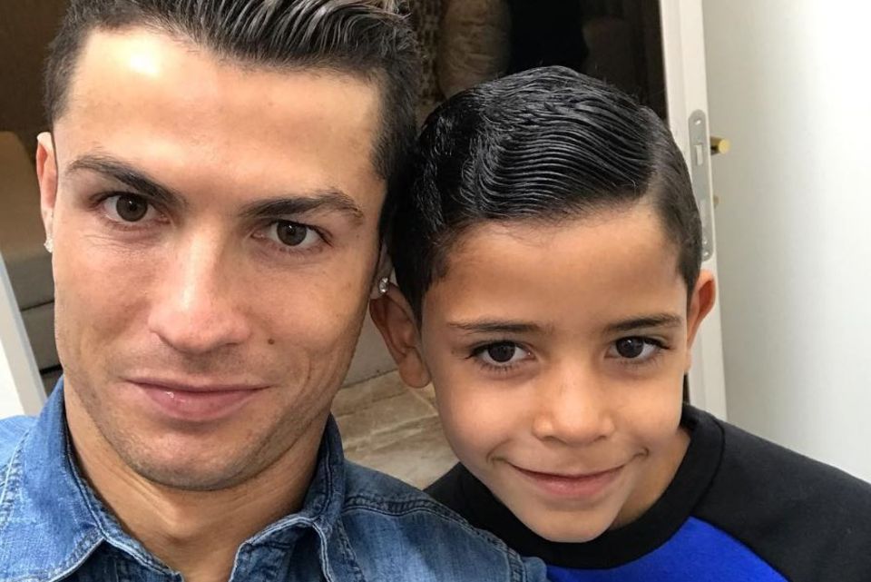 Cristiano Ronaldo: 26. Januar 2017 Wie der Vater, so der Sohn: Cristiano Ronaldo hat nicht nur sein gutes Aussehen weitervererbt, sondern auch das richtige Posing. 26. Januar 2017 Wie der Vater, so der Sohn: Cristiano Ronaldo hat nicht nur sein gutes Aussehen weitervererbt, sondern auch das richtige Posing.