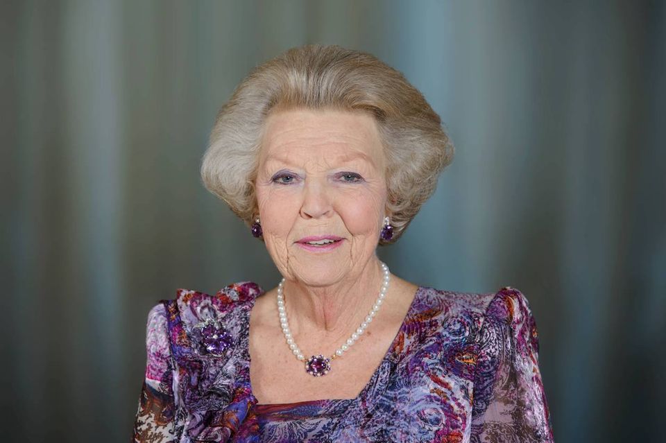 Gefeliciteerd met je verjaardag! Ihre Königliche Hoheit Prinzessin Beatrix der Niederlande feiert ihren 79. Geburtstag. Zum Ehrentag veröffentlicht das Königshaus dieses Portrait von der ehemaligen Königin des Landes. 