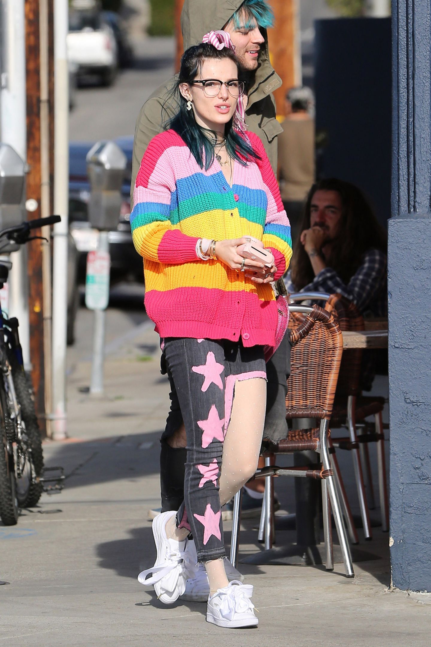 Schauspielerin Bella Thorne treibt es bunt. Bei einem Spaziergang  trägt sie einen reichlich übertriebenen Regenbogen-Look mit halbseitig abgetrennter Jeans und Fussel-Frisur. Das finden selbst Einhörner nicht schön.