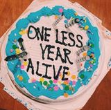 Anlässlich ihres eigenen Geburtstags postet Jemima Kahn ein Foto ihrer interessanten Geburtstagstorte, auf der "Ein Jahr weniger zu Leben" geschrieben steht.