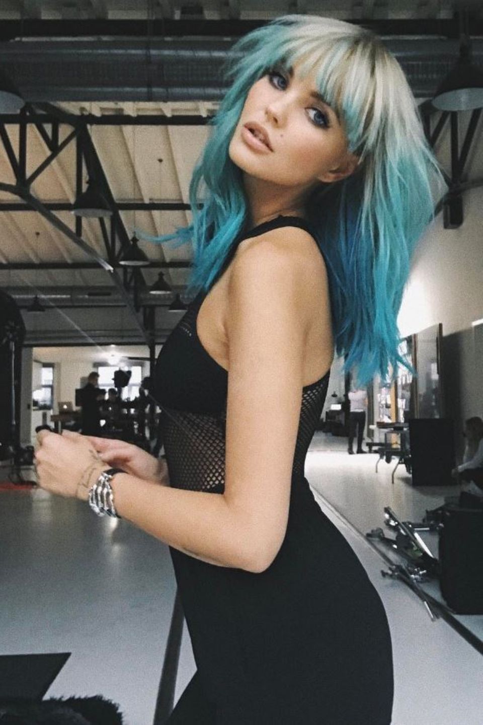 Auch Modelkollegin Bonnie Strange überrascht mit neuem Hairstyle, ihre Spitzen sind jetzt türkis-blau.