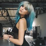 Auch Modelkollegin Bonnie Strange überrascht mit neuem Hairstyle, ihre Spitzen sind jetzt türkis-blau.