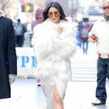 Vanessa Hudgens macht in diesem Eisprinzessinnen-Look die New Yorker Straßen zu ihrem Laufsteg. Obwohl nicht ganz klar ist, ob ihr kalt oder warm ist (nackte Beine, winterliche Faux-Fur-Jacke und Sonnenbrille), ist es ein stimmiger Look.