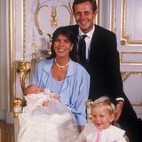  1983 heiratet Prinzessin Caroline den Geschäftsmann Stefano Casiraghi. Drei Kinder machen das Eheglück im zweiten Anlauf perfekt.  Doch dann schlägt das Schicksal grausam zu: Stefano Casiraghi kommt 1990 bei einem Unfall vor der Küste Monacos ums Leben.