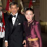 Kronprinz Maha Vajralonglorn und Srirasmi Suwadee heiraten 2001. Die Ehe hält 13 Jahre.  Seit Ende 2016 ist Maha Vajralonglorn König von Thailand und unverheiratet.