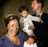Mit den beiden Prinzen Nikolai und Felix machten Joachim und Alexandra ihre Familie und das Liebesglück scheinbar perfekt - bis alles zerbricht! Irgendwann ist das Unglück nicht mehr zu verbergen und die offizielle Trennung erfolgt. Das Sorgerecht für die Söhne teilen sich die beiden. Und beide heiraten erneut. Doch auch im zweiten Anlauf hat Gräfin Alexandra kein Glück: Die Ehe mit Martin Jörgensen scheitert ebenfalls.