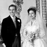 Die drei gescheiterten Ehen der Kinder von Queen Elizabeth waren nicht die ersten im Clan der Windsors.  Prinzessin Margaret, die Schwester der Queen, heiratet 1960 den Fotografen Antony Armstrong-Jones, der später geadelt und als Lord Snowdon bekannt wird. Nach 18 Jahren wird die Ehe geschieden. Zwei Jahre zuvor hatte das Paar sich bereits getrennt.