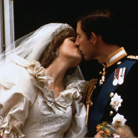 Eine Märchenhochzeit stand am Anfang - ein Rosenkrieg am Ende: 1981 heiratet der britische Thronfolger Charles die junge Lady Diana Spencer und die Welt bejubelt ihre royale Traumhochzeit. Diana Spencer scheint die perfekte Partie für den Prinzen von Wales zu sein und noch dazu wirkt sie sehr verliebt.