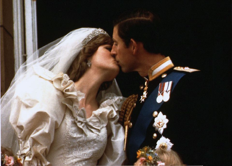 Eine Märchenhochzeit stand am Anfang - ein Rosenkrieg am Ende: 1981 heiratet der britische Thronfolger Charles die junge Lady Diana Spencer und die Welt bejubelt ihre royale Traumhochzeit. Diana Spencer scheint die perfekte Partie für den Prinzen von Wales zu sein und noch dazu wirkt sie sehr verliebt.