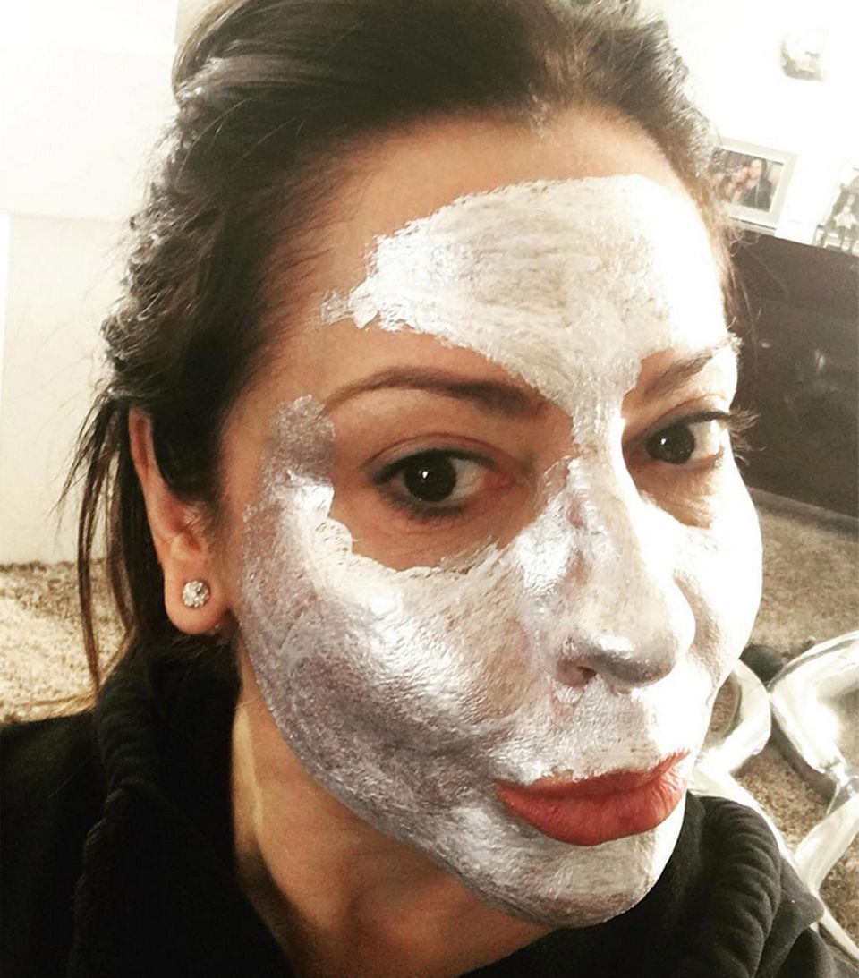 "Wenn's hilft..." Simone Thomalla probiert es gegen Anzeichen von Müdigkeit einfach mal mit einer silbrig glänzenden Gesichtsmaske und bringt damit ganz selbtironisch ihre Instagram-Fans zum Schmunzeln. "Wenn's hilft..." Simone Thomalla probiert es gegen Anzeichen von Müdigkeit einfach mal mit einer silbrig glänzenden Gesichtsmaske und bringt damit ganz selbtironisch ihre Instagram-Fans zum Schmunzeln.