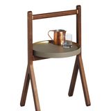 Archaisch: Coffeetable "Ren" aus Holz, Messing und Leder – zwei Größen (Poltrona Frau, ab ca. 1.250 Euro)
