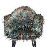 Zottelig: Sessel "Yeti" aus langfädigem Kunstfell mit blauen Einsätzen (Kare, ca. 330 Euro)