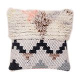 Nordisch: Kissen "Nomadic" aus Schurwolle mit Textur- wechsel (Wayfair, 50 x 50 cm, ca. 71 Euro)