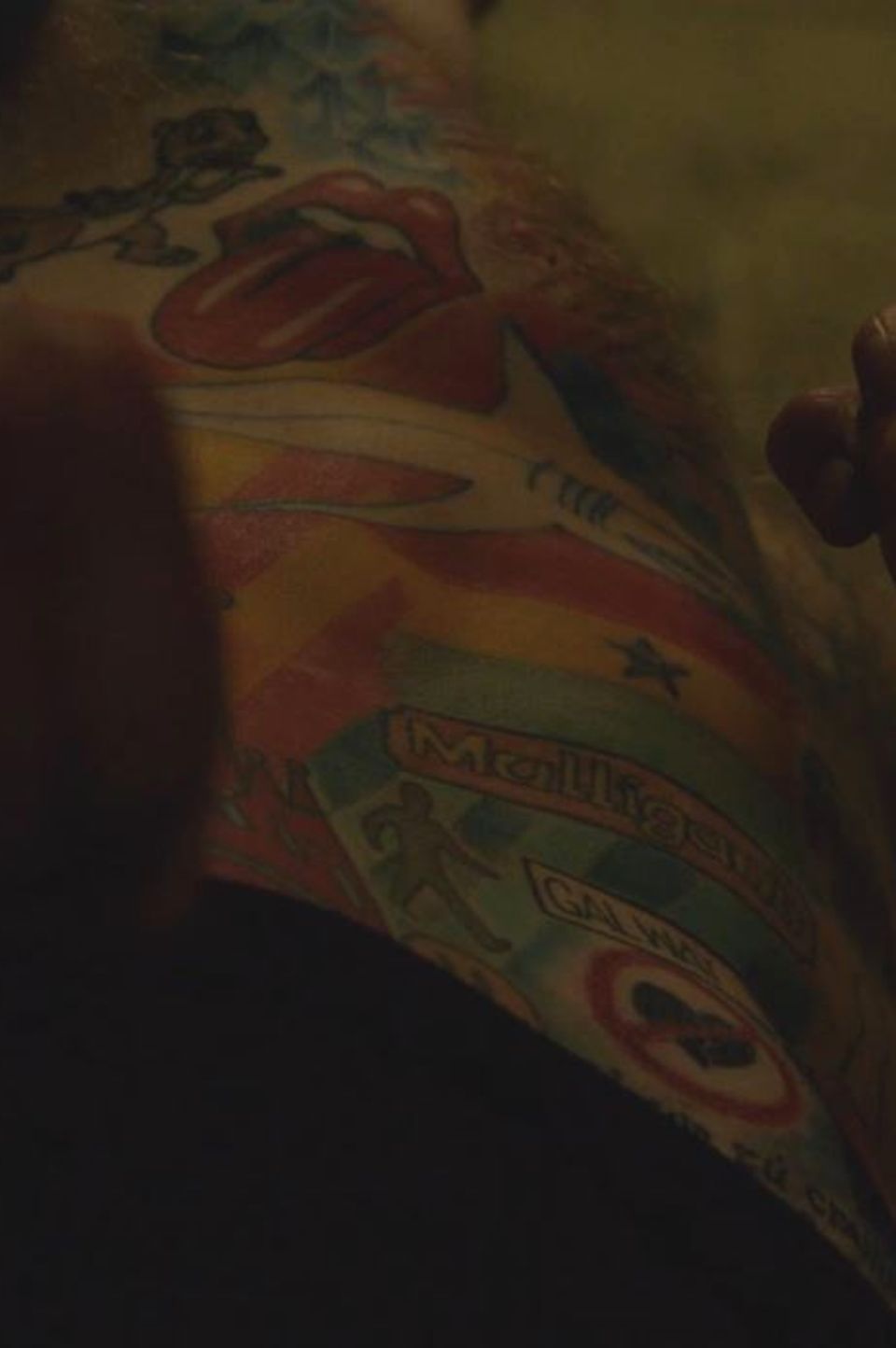 In seinem neuen Musikvideo "Shape of You" spielt Ed Sheeran einen Boxer mit Liebeskummer. Dabei ist er des Öfteren auch, wie es sich für einen Boxer gehört, ohne Shirt zu sehen und enthüllt so einige neue Tattoos auf seinem Bauch.