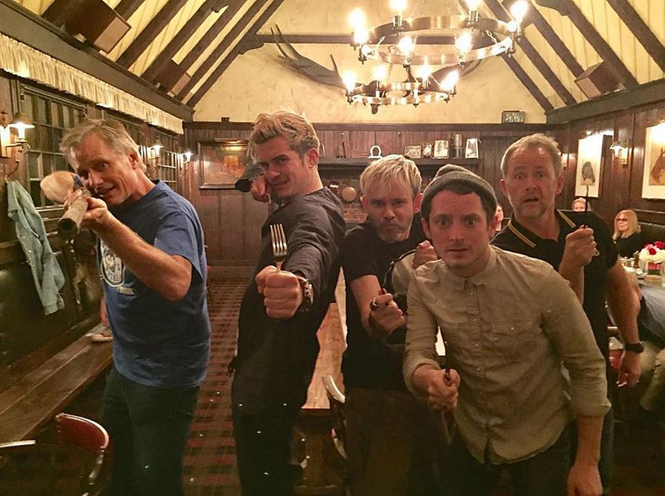 Herr der Ringe 15 Jahre ist es her, dass "Herr der Ringe" Premiere gefeiert hat. Eine kleine Delegation der "Gefährten" treffen sich wieder, um gemeinsam zu feiern. Von links: Viggo Mortensen, Orlando Bloom, Dominic Monaghan, ElijahWood und Billy Boyd. Herr der Ringe 15 Jahre ist es her, dass "Herr der Ringe" Premiere gefeiert hat. Eine kleine Delegation der "Gefährten" treffen sich wieder, um gemeinsam zu feiern. Von links: Viggo Mortensen, Orlando Bloom, Dominic Monaghan, ElijahWood und Billy Boyd.