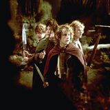 Herr der Ringe   "Ein Ring - sie zu knechten, sie alle zu finden, ins Dunkel zu treiben und ewig zu binden." Um Mittelerde zu retten gehen die "Gefährten" auf ungewisse Abenteuer und fesseln auf Jahre die Kinogemeinde. Die Trilogie wurde auf drei Jahre aufgeteilt und ging pro Episode über drei Stunden. 