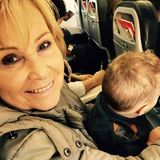 16. Januar 2017   Alessios stolze Uroma lächelt in die Kamera, mit dem Kleinen auf dem Schoß. Sarah Lombardi dürfte sich freuen, dass ihre Oma so gerne mit anpackt.