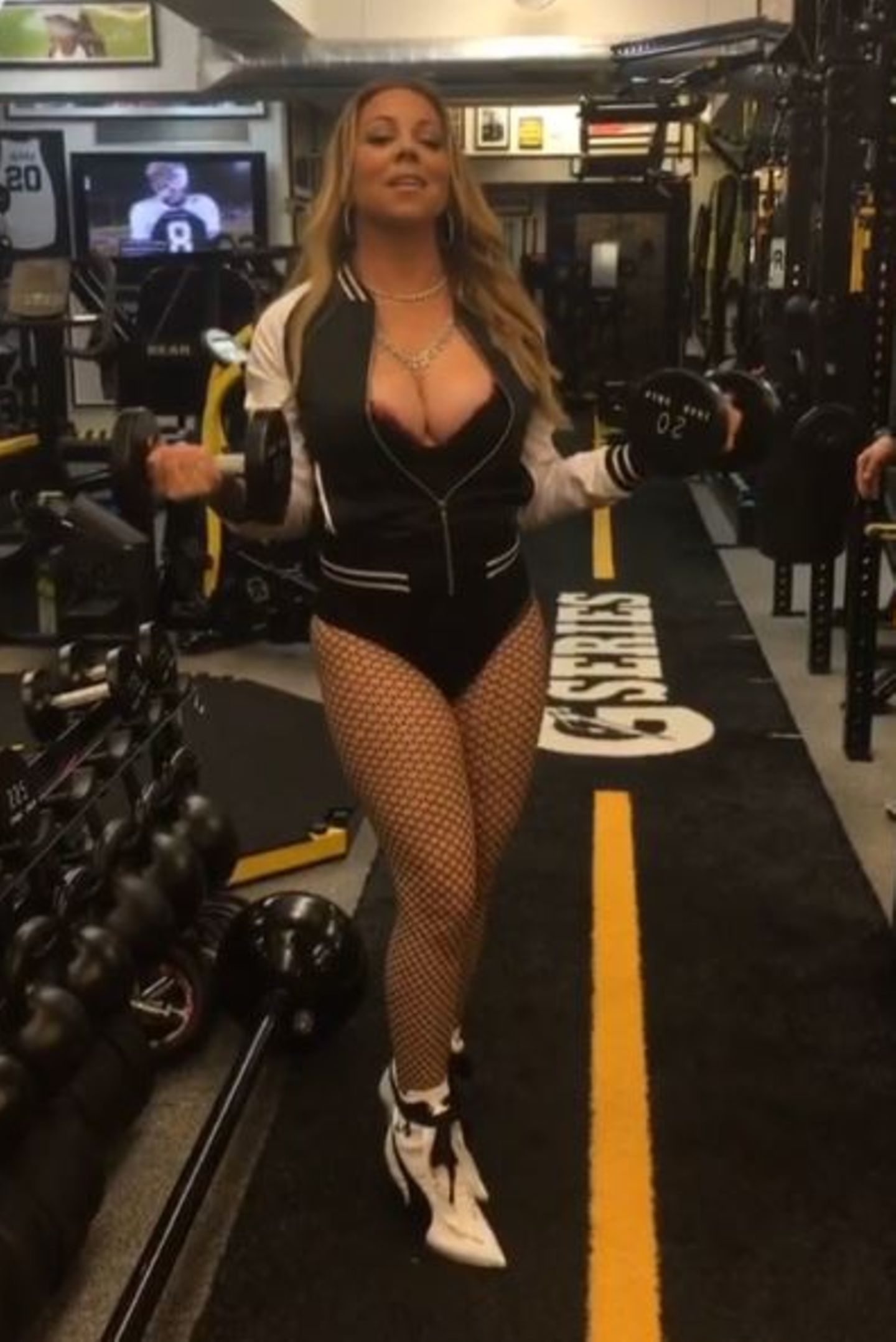Mariah Careys Vorliebe für freizügige Outfits, die gerne mal an Hamburgs Reeperbahn erinnern, kennen wir ja schon. Dass sie darin jetzt sogar Sport treibt, ist uns jedoch neu. Aber wer weiß: Vielleicht setzt die Pop-Diva damit ja neue Trends in Sachen Sportswear.