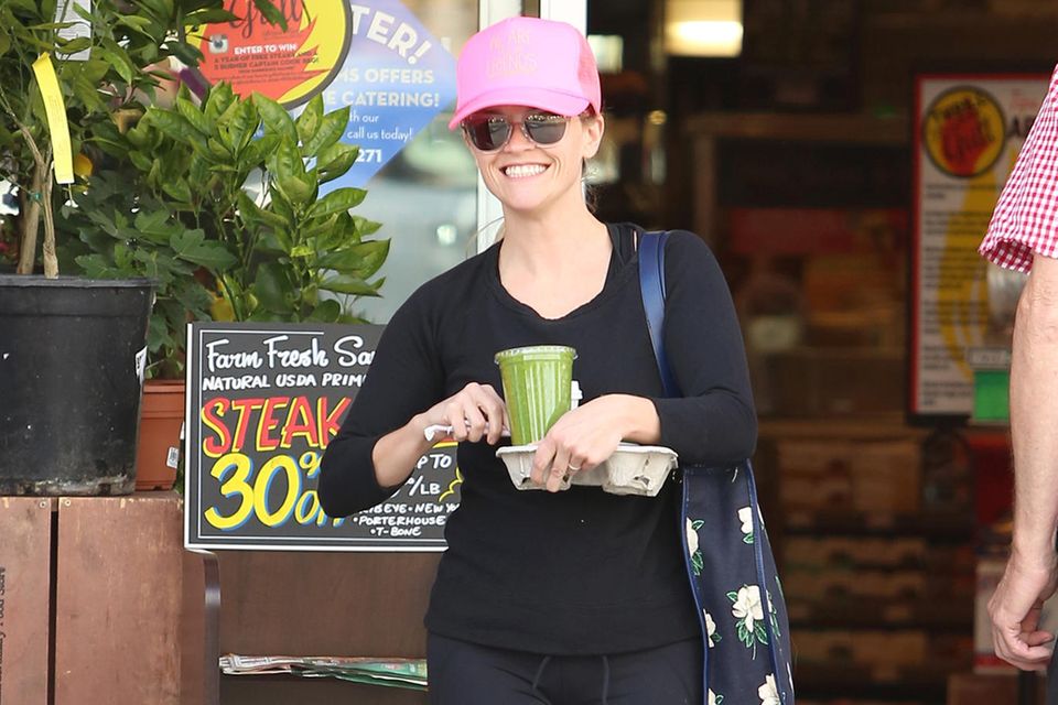 Reese Witherspoon freut sich auf ihren grünen Smoothie.