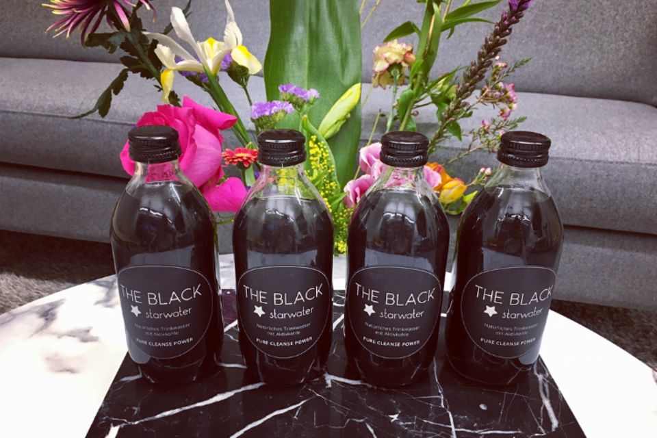 Trend-Kolumne: Call of Beauty: Vier Flaschen "The Black - starwater" landeten bei uns in der Redaktion. Ein tolles Aussehen haben sie! Vier Flaschen "The Black - starwater" landeten bei uns in der Redaktion. Ein tolles Aussehen haben sie!