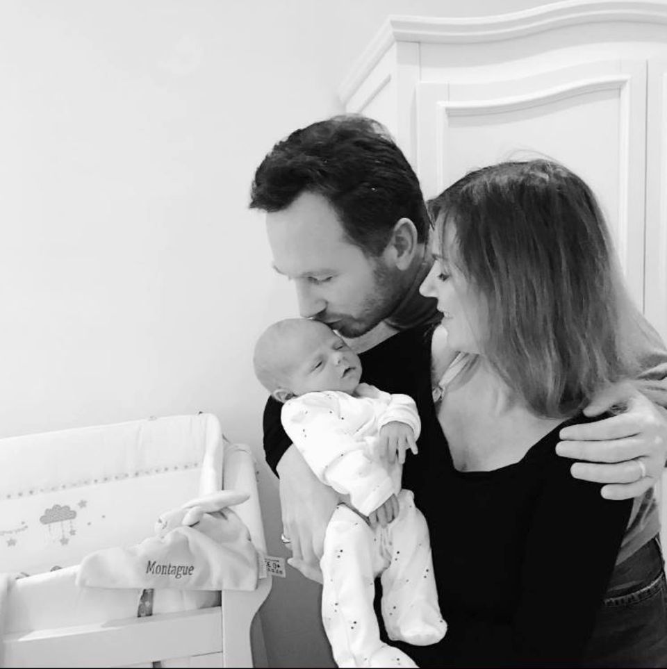 Februar 2017 Monty ist da! Erst zwei Wochen alt ist der Nachwuchs von Geri Halliwell und ihrem Mann Christian Horner und hört auf den Namen Montague. Februar 2017 Monty ist da! Erst zwei Wochen alt ist der Nachwuchs von Geri Halliwell und ihrem Mann Christian Horner und hört auf den Namen Montague.
