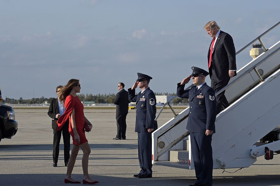 Donald + Melania Trump: Melania Trump kam vor ihrem Ehemann in Florida an und wartete an der Gangway auf den US-Präsidenten. Melania Trump kam vor ihrem Ehemann in Florida an und wartete an der Gangway auf den US-Präsidenten.