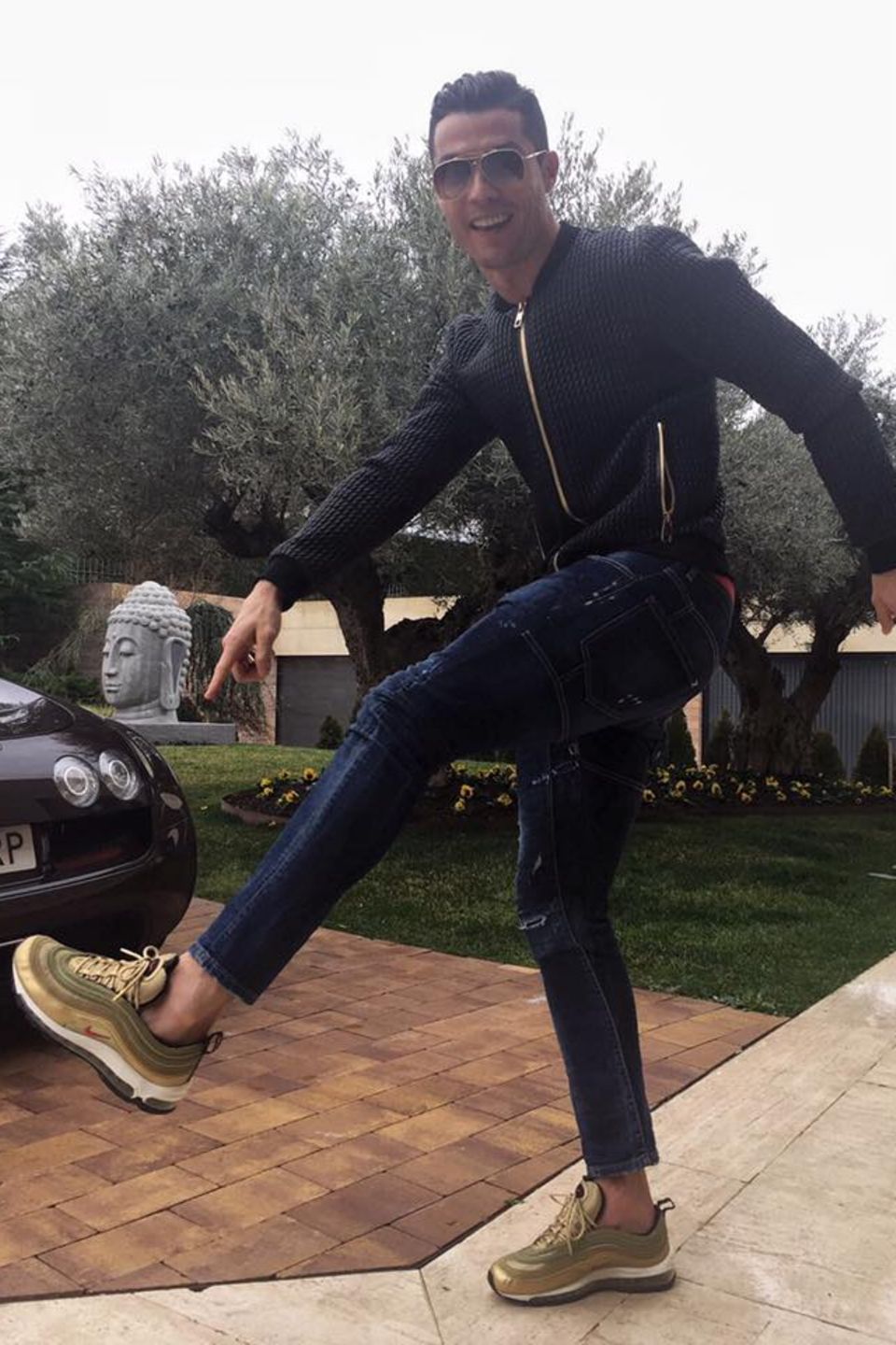 Seine Sneakers: Zum Geburtstag gibt es güldene Laufschuhe für Cristiano Ronaldo. Er hat die neuen Air Max 97 zum 32. Geburtstag bekommen und freut sich wie Bolle. 