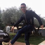 Seine Sneakers: Zum Geburtstag gibt es güldene Laufschuhe für Cristiano Ronaldo. Er hat die neuen Air Max 97 zum 32. Geburtstag bekommen und freut sich wie Bolle. 
