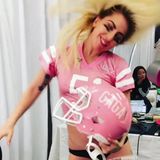 Bereits vor ihrer großen Show, zeigt sich Lady Gaga auf Instagram in einem coolen und ziemlich aufreizenden Football-Outfit. In rosa Trikot und schwarzem Hipster tanzt sie sich backstage warm. Dabei darf natürlich der passende Helm und das Eye Black - die typische "Kriegsbemalung" -  nicht fehlen.