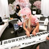 Rosa und weiß - so hält Lady Gaga nicht nur ihr Outfit sondern gleich das gesamte Interior im Backstage-Bereich.