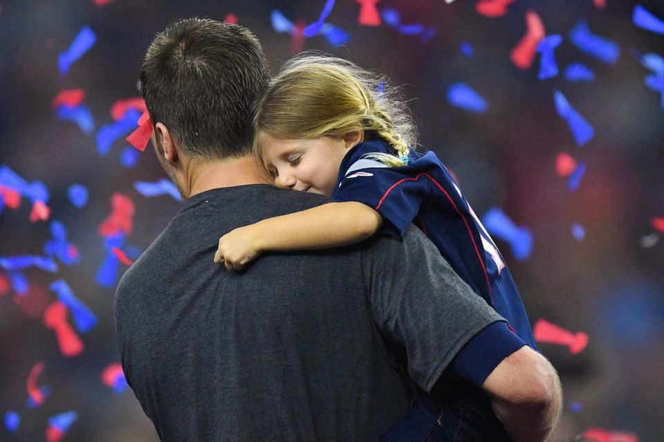Stolz auf Papa: Tom Bradys Tochter Vivian umarmt den "Super Bowl"-Sieger.