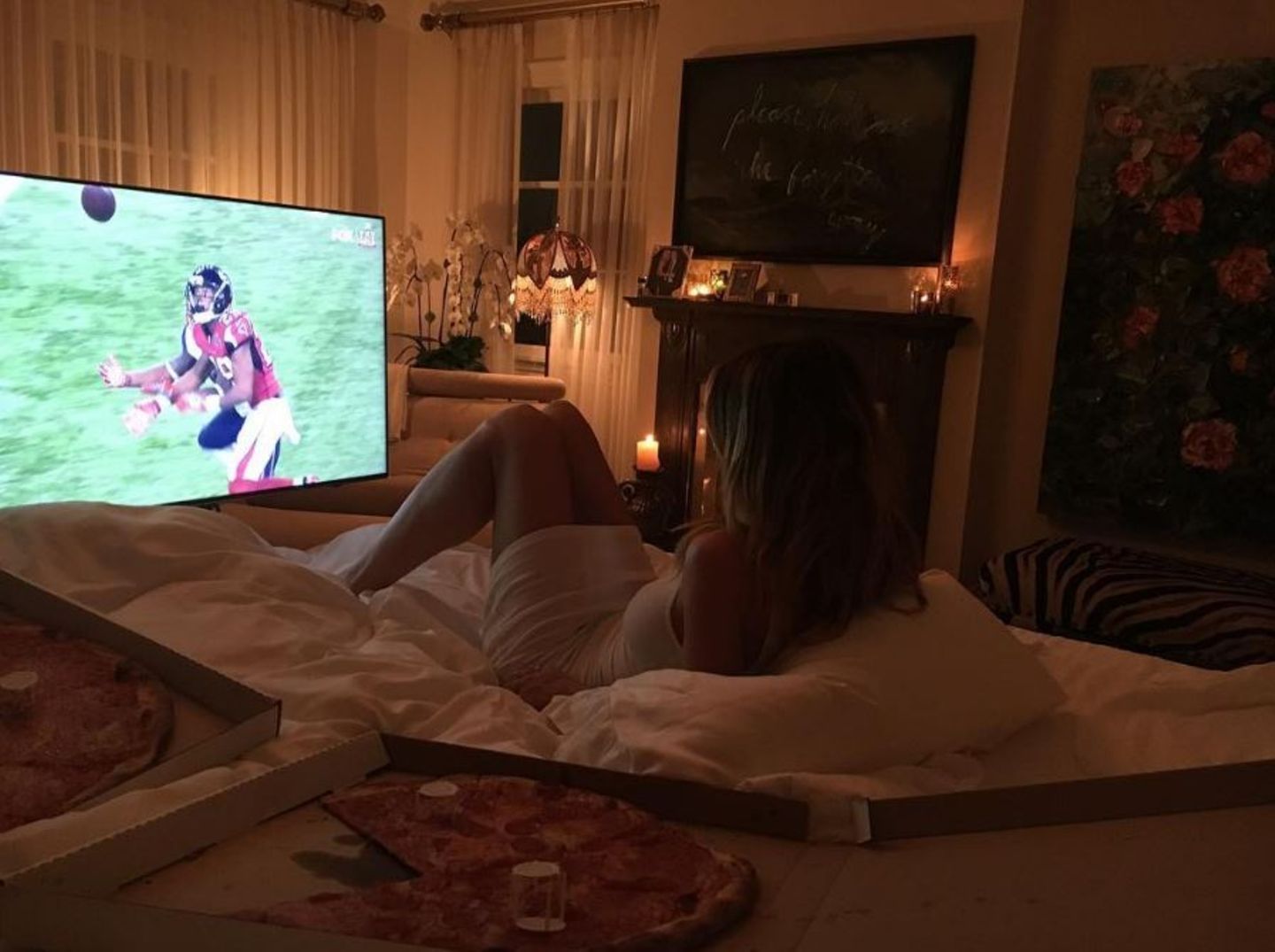 Heidi Klum schaut sich das Spiel ganz gemütlich im Bett an, mit ganz viel Pizza.