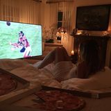 Heidi Klum schaut sich das Spiel ganz gemütlich im Bett an, mit ganz viel Pizza.