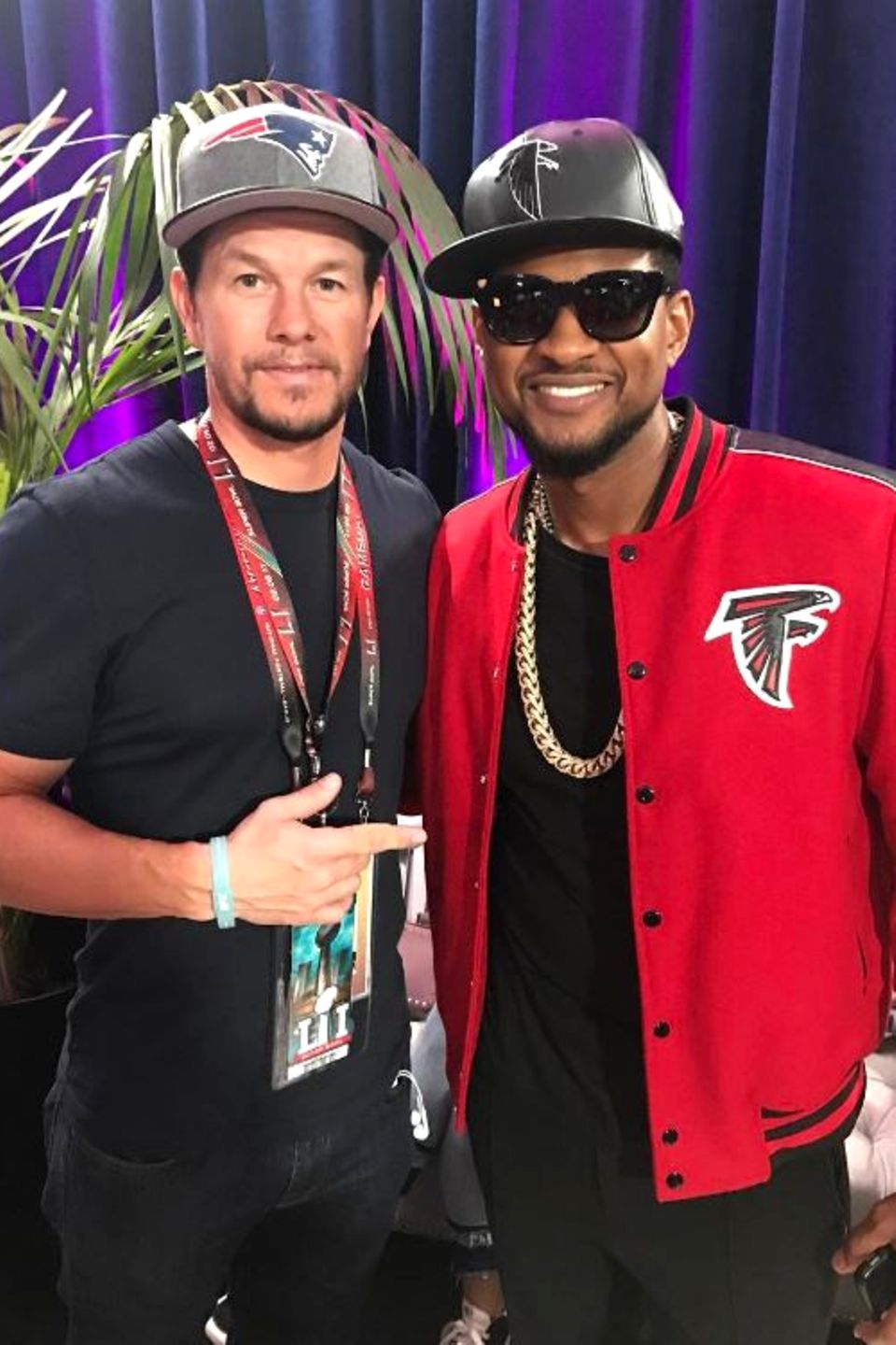 Actionstar Mark Wahlberg ist für die Patriots, während sich Sänger Usher die Falcons als Sieger herbeisehnt. Actionstar Mark Wahlberg ist für die Patriots, während sich Sänger Usher die Falcons als Sieger herbeisehnt.