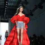 Der rote Off-Shoulder-Look vom Laufsteg von Alexandre Vauthier erinnert stark an das Outfit von Lady Di: Zu einer legeren Jeans, aber dafür mit dramatischer Schleppe kommt das knallige Rot voll zur Geltung.