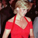 Schon im November 1995 trägt Prinzessin Diana zu einem Dinner in Buenos Aires ein knallrotes Off-Shoulder-Kleid mit V-Ausschnitt. Zusammen mit abgestimmter Clutch und passenden Schuhen bildet das Kleid ein tolles Abend-Outfit. 