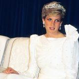 Bei einem Besuch in Bahrain im November 1986 trägt Diana dieses weiße, mit Perlen bestickte Kleid und aufwendiger Schulter-Applikation. 