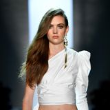 Auch bei Alexandre Vauthier ist der weiße One-Shoulder-Trend von Prinzessin Dianas Kleid kombiniert zu einer hellen Jeans auf dem Laufsteg angekommen.