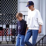Privat mochte es Prinzessin Diana auch gerne mal casual: in einer weiten Jeans, mit einem oversized Sweater und cooler Logo-Cap ist sie mit dem jungen Prinz William in London unterwegs. 